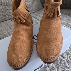 Minnetonka Brown Back Zip Boots